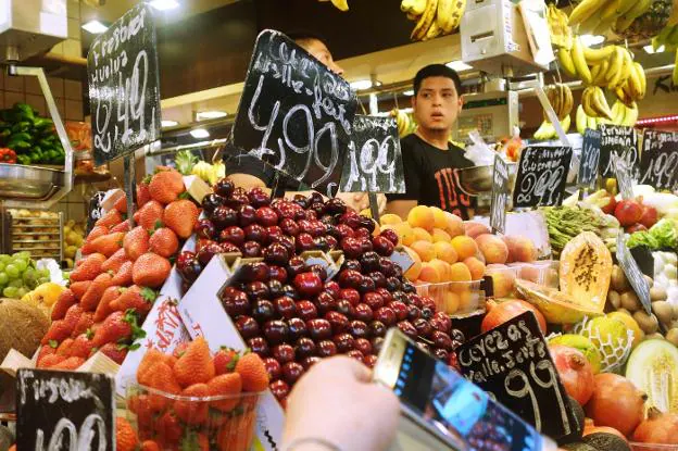 Cerezas del Valle del Jerte puestas a la venta en el mercado de la Boquería de Barcelona. :: E. R.