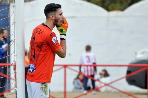 El meta luso Léo Santos ya ha defendido en siete partidos la portería del Don Benito. :: e. domeque