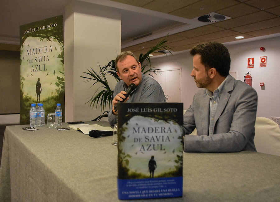 Ángel Ortiz, director de El Norte de Castilla, presentando el libro de Gil Soto:: CASIMIRO MORENO