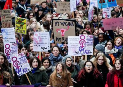 Imagen secundaria 1 - Francia. Protesta en la plaza de la República en París./ Bélgica. Miles de mujeres salieron este viernes a la calle en Bruselas./ Macedonia. Manifestantes en la capital.