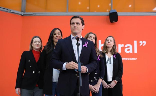 La secretaria de Relaciones Institucionales y responsable del Área de Cultura de Ciudadanos, Marta Rivera; la secretaria de política municipal de la formación naranja, Begoña Villacís; el presidente de Cs, Albert Rivera; la responsable del Área Mujer. 