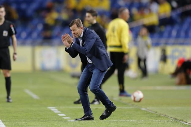 Manuel da instrucciones en el partido ante Las Palmas. :: J. M. Romero