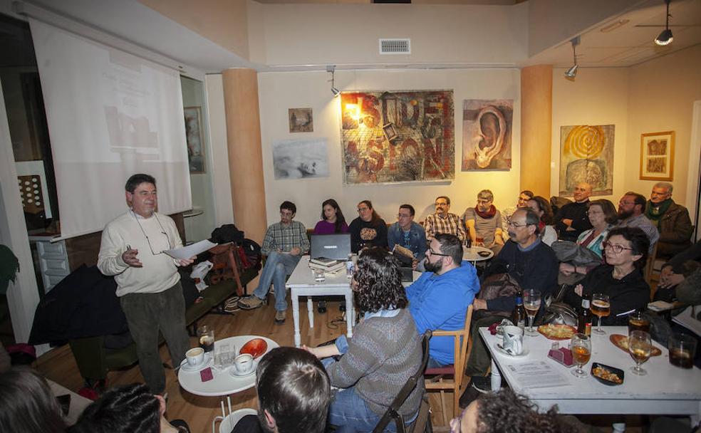 El catedrático García Fitz en los 'Cafés con Historia'.