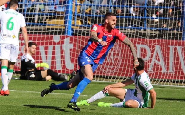 Borja Granero celebra el gol que abría el marcador en el encuentro de ayer ante el Córdoba en el Francisco de la Hera. :: J.M. ROMERO