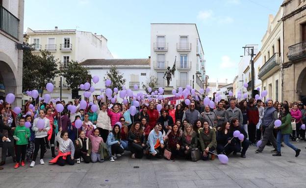 Manifestantes con globos en Villanueva de la Serena:: FRAN HORRILLO