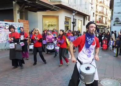 Imagen secundaria 1 - Mujeres gitanas se sumaron a la manifestación de Cáceres:: Jorge Rey