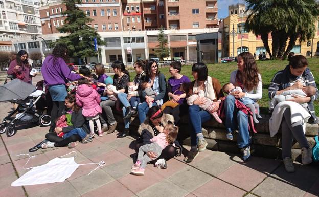 A mediodía en Badajoz se llevó a cabo una tetada reivindicativa organizada por el coletivo de apoyo a la lactancia materna Maire.: HOY