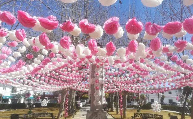 Plaza de Valdelacalzada engalanada con flores de plástico:: MANOLO LÓPEZ