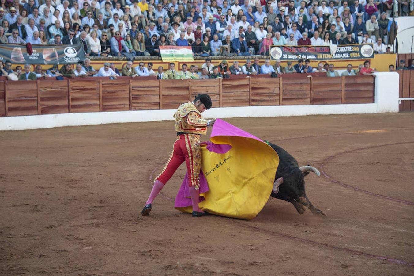 Morante, sin suerte con el lote de Daniel Ruiz que le correspondió, dejó una serie de verónicas y una media que pagaron la entrada de los morantistas