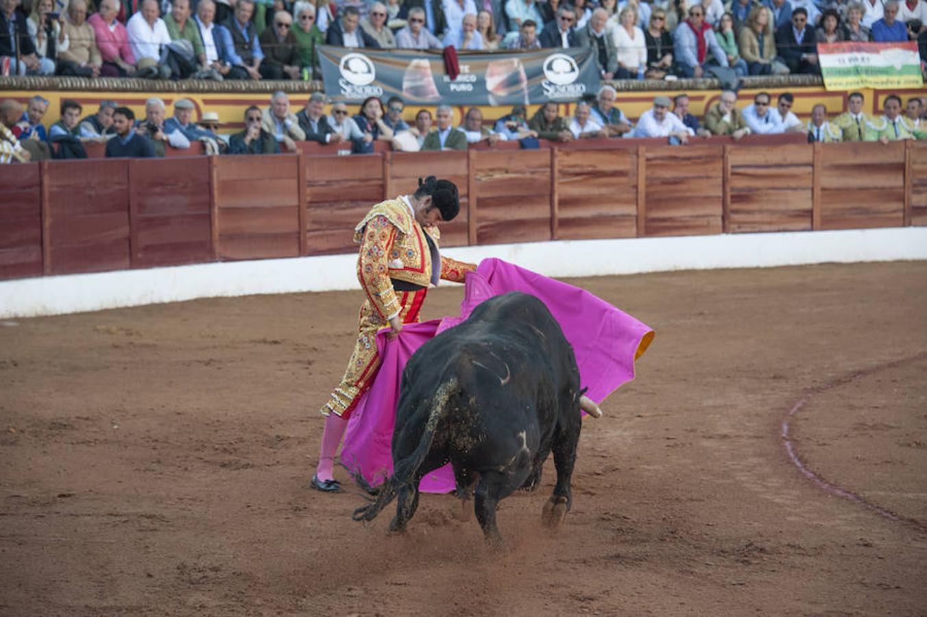 Morante, sin suerte con el lote de Daniel Ruiz que le correspondió, dejó una serie de verónicas y una media que pagaron la entrada de los morantistas