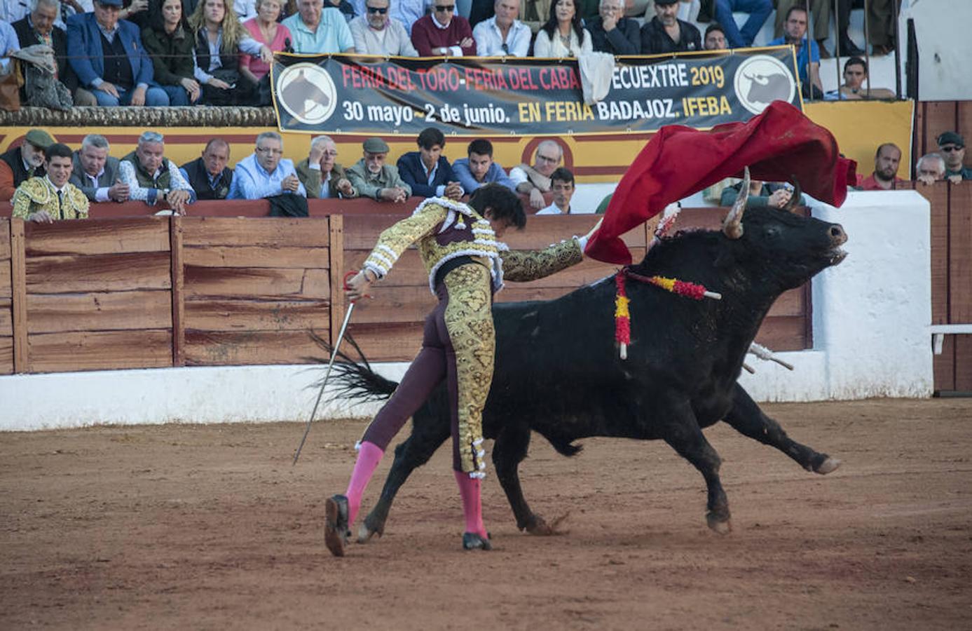 Morante, sin suerte con el lote de Daniel Ruiz que le correspondió, dejó una serie de verónicas y una media que pagaron la entrada de los morantistas