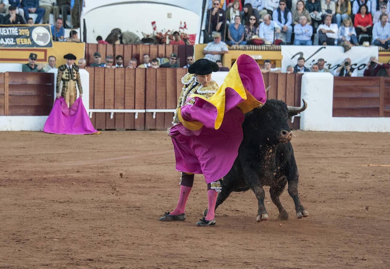 Morante, sin suerte con el lote de Daniel Ruiz que le correspondió, dejó una serie de verónicas y una media que pagaron la entrada de los morantistas
