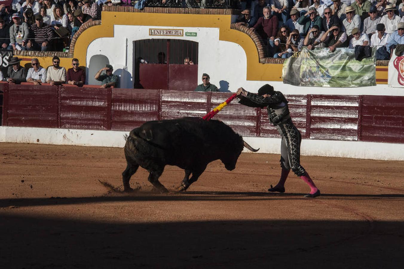 Morante, sin suerte con el lote de Daniel Ruiz que le correspondió, dejó una serie de verónicas y una media que pagaron la entrada de los morantistas