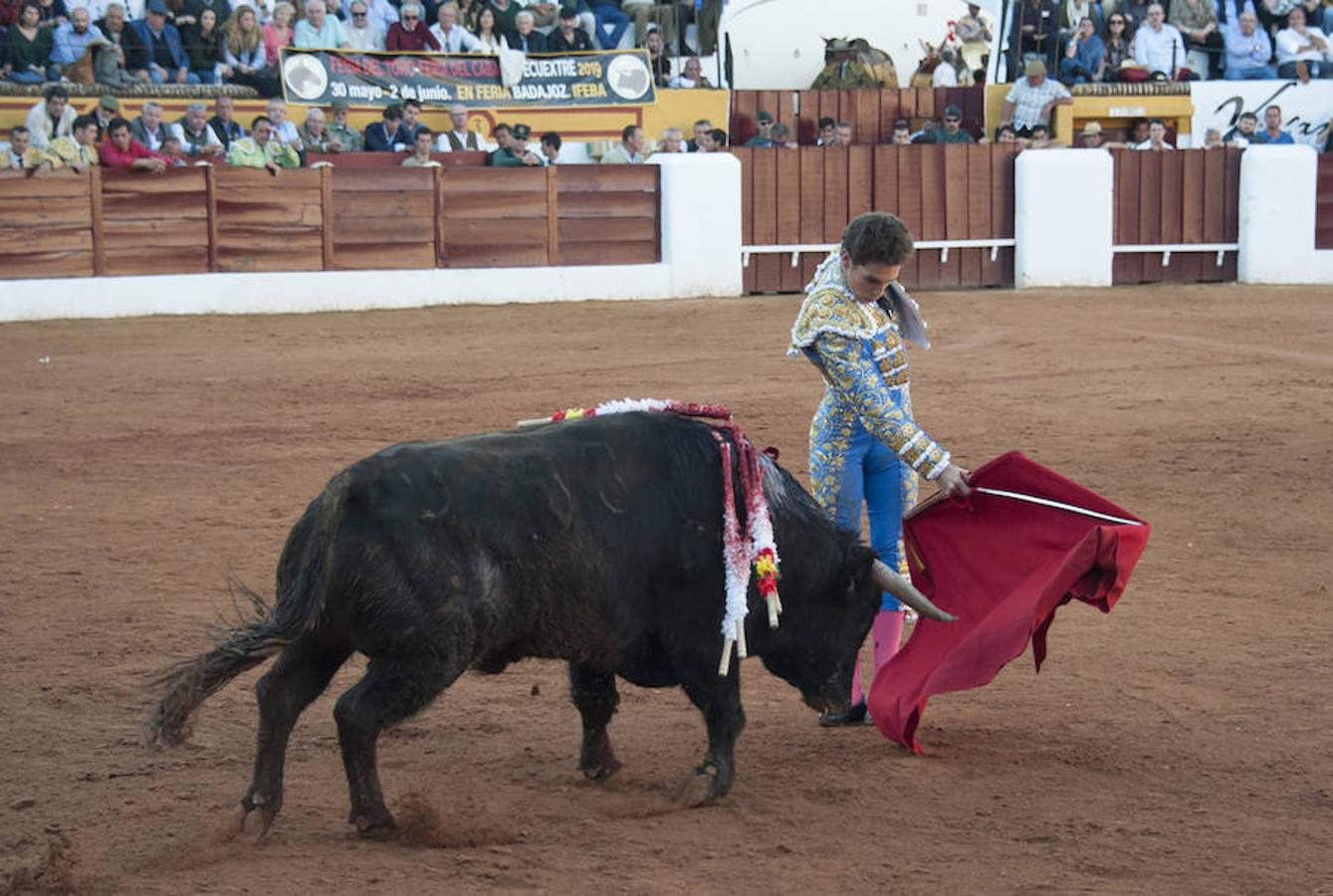 Morante, sin suerte con el lote de Daniel Ruiz que le correspondió, dejó una serie de verónicas y una media que pagaron la entrada de los morantistas