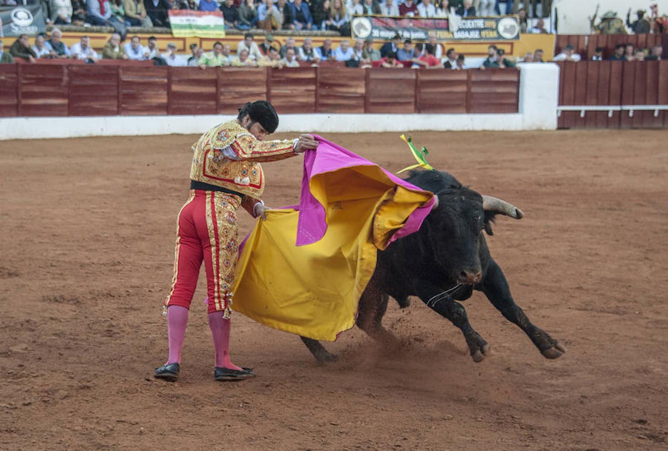 Morante, sin suerte con el lote de Daniel Ruiz que le correspondió, dejó una serie de verónicas y una media que pagaron la entrada de los morantistas