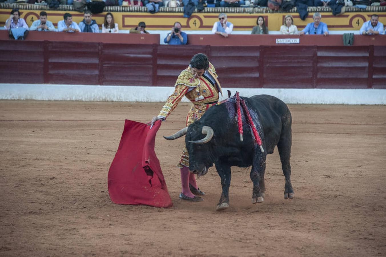 Morante, sin suerte con el lote de Daniel Ruiz que le correspondió, dejó una serie de verónicas y una media que pagaron la entrada de los morantistas