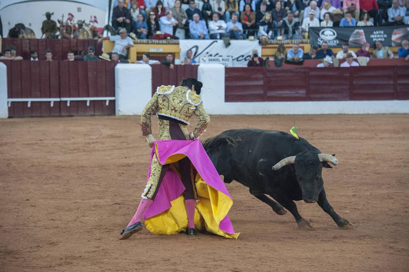 Morante, sin suerte con el lote de Daniel Ruiz que le correspondió, dejó una serie de verónicas y una media que pagaron la entrada de los morantistas