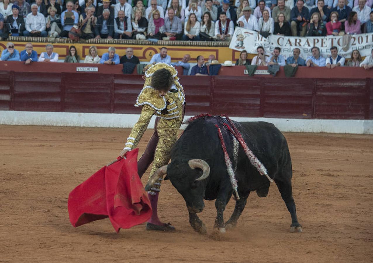 Morante, sin suerte con el lote de Daniel Ruiz que le correspondió, dejó una serie de verónicas y una media que pagaron la entrada de los morantistas