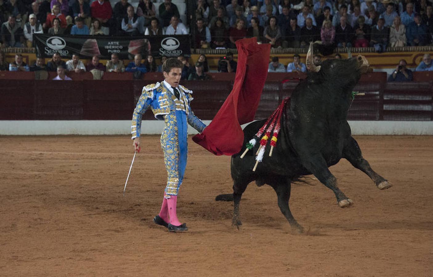 Morante, sin suerte con el lote de Daniel Ruiz que le correspondió, dejó una serie de verónicas y una media que pagaron la entrada de los morantistas