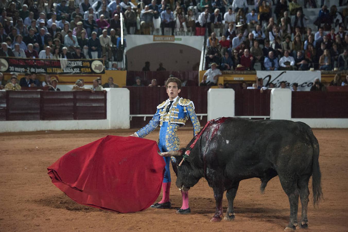 Morante, sin suerte con el lote de Daniel Ruiz que le correspondió, dejó una serie de verónicas y una media que pagaron la entrada de los morantistas