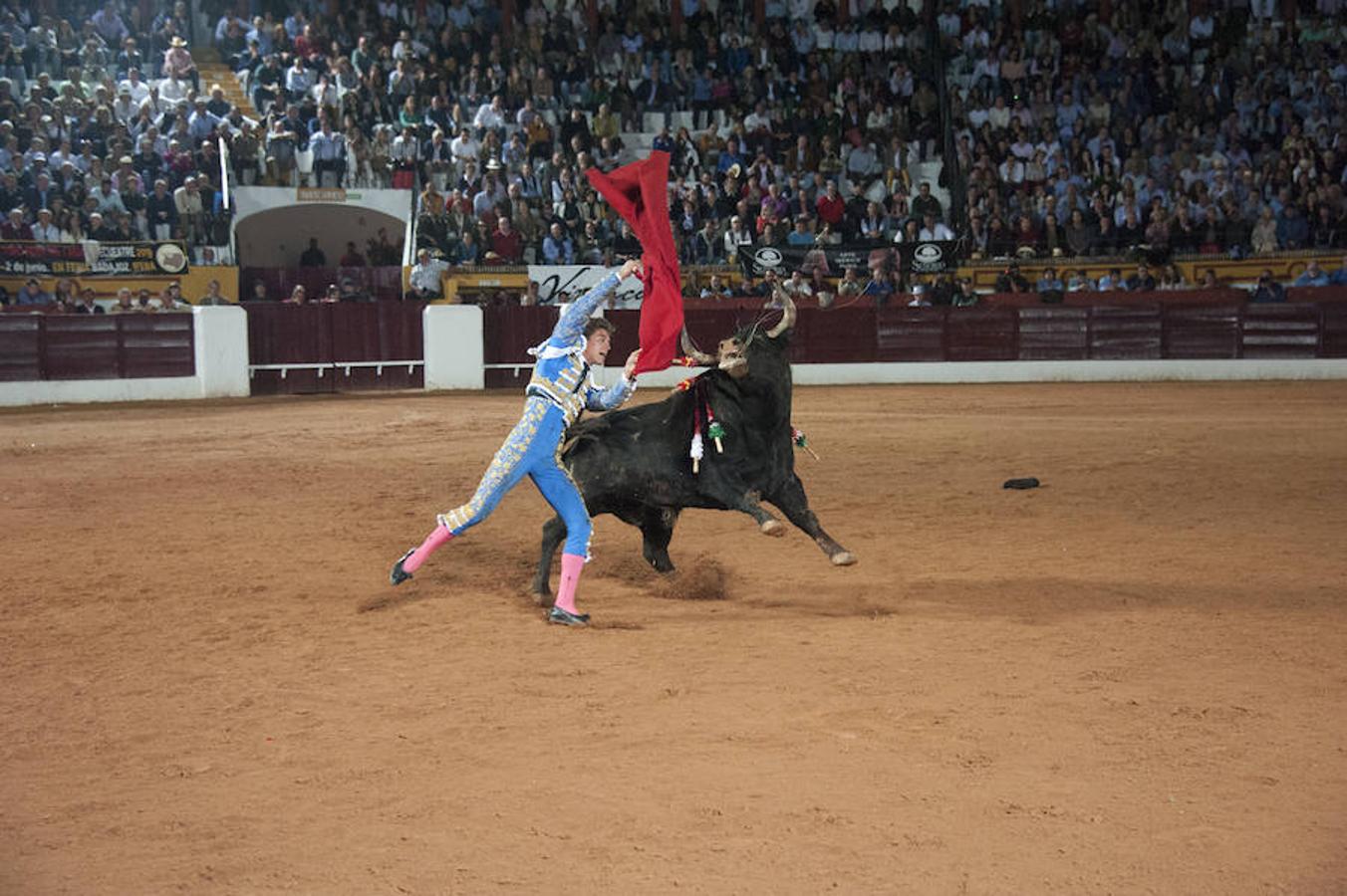 Morante, sin suerte con el lote de Daniel Ruiz que le correspondió, dejó una serie de verónicas y una media que pagaron la entrada de los morantistas