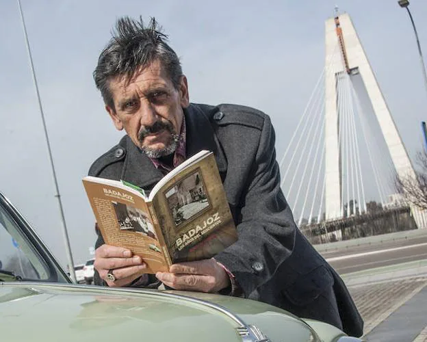 El autor Rafael Gordon (Gordon Haskel) con el Puente Real detrás. 