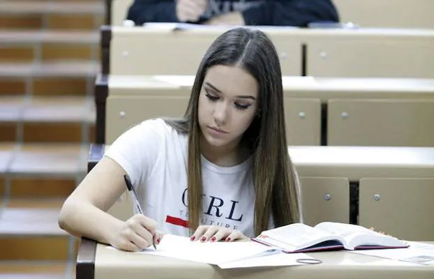 Estudiantes de la UEx, examinándose en el campus de Cáceres. :: hoy