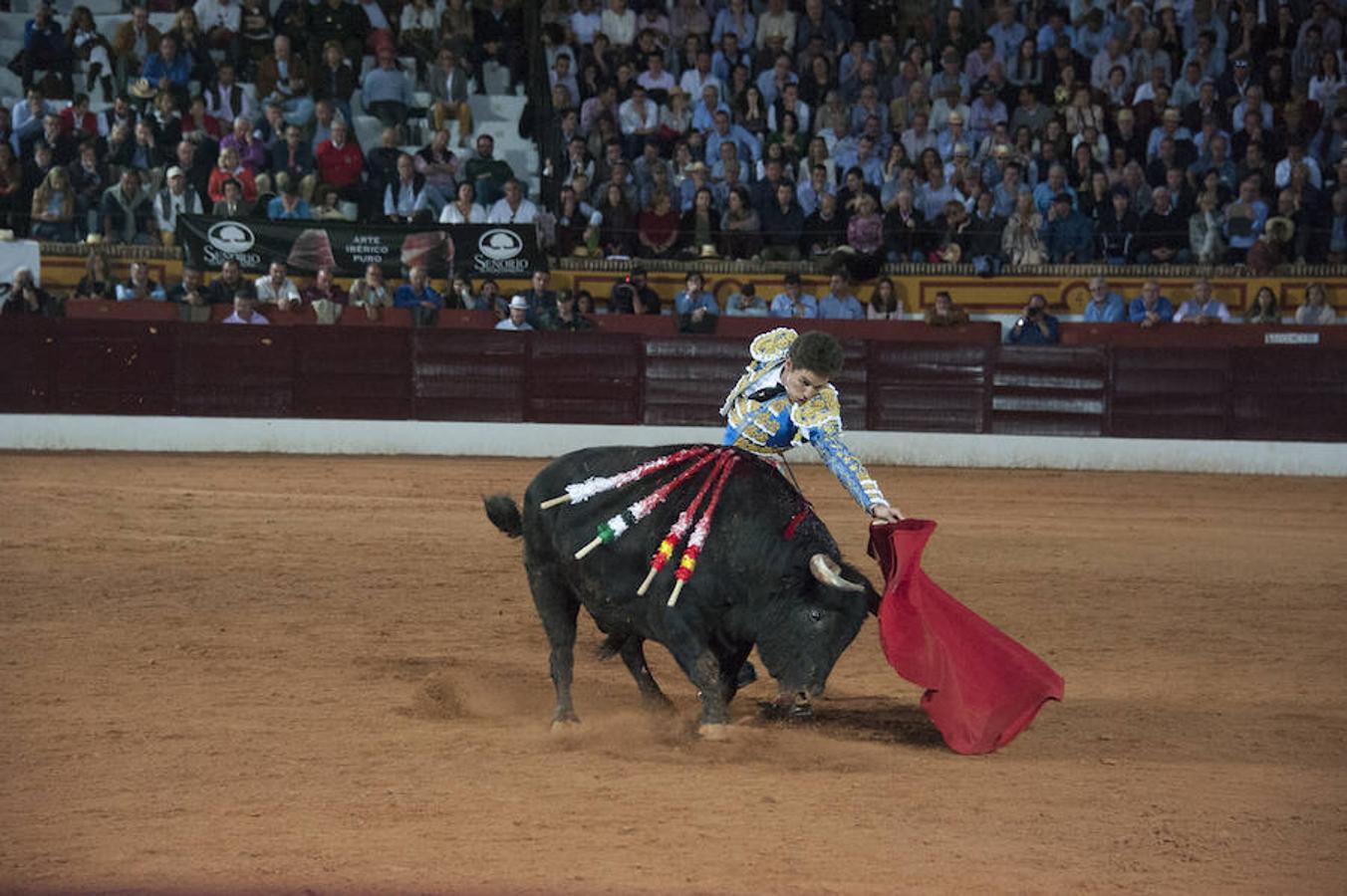 Morante, sin suerte con el lote de Daniel Ruiz que le correspondió, dejó una serie de verónicas y una media que pagaron la entrada de los morantistas