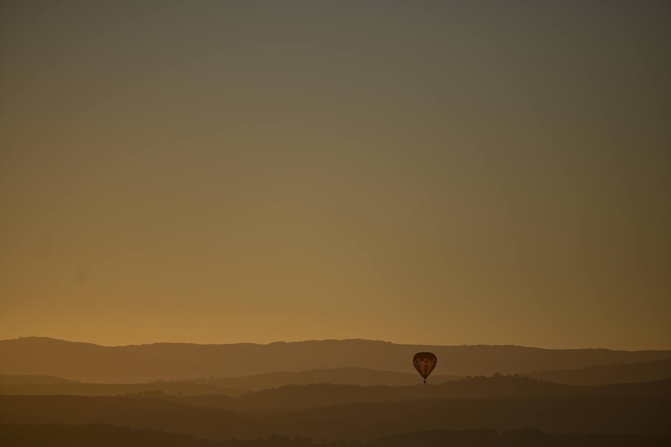 Observan cómo los globos aerostáticos se elevan sobre el lago Burley-Griffin durante el festival internacional de globos de Camberra, Australia. El festival es considerado como uno de los más grandes del mundo.