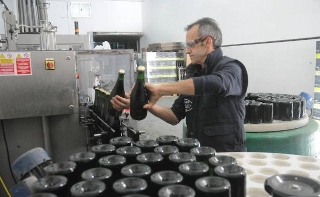 Producción de cava en una empresa extremeña. 