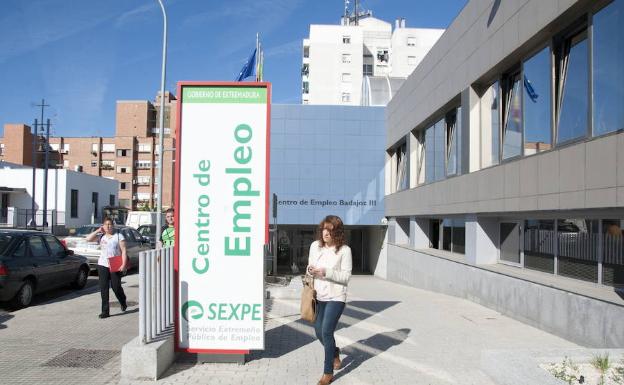 Una mujer sale de un centro de Empleo en Badajoz. 