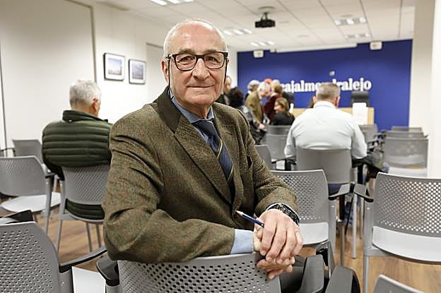 Beltrán Gómez-Alba antes de la conferencia. :: lorenzo cordero