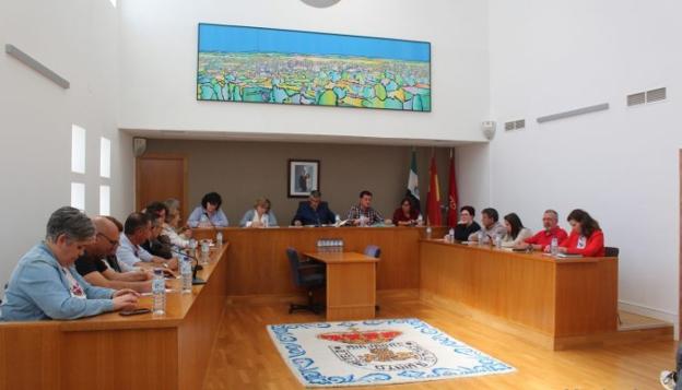 El alcalde, Antonio Díaz, expone el orden del día de la sesión plenaria del lunes. :: s. s. v.