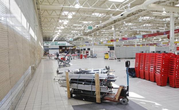 Imagen que presentaba el espacio que ocupaba Eroski en su último día en el centro comercial Ruta de la Plata.