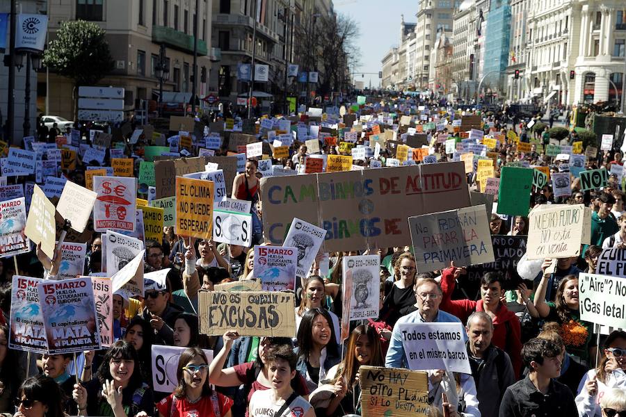 Miles de jóvenes y mayores llenan las calles del centro de Madrid contra el cambio climático.