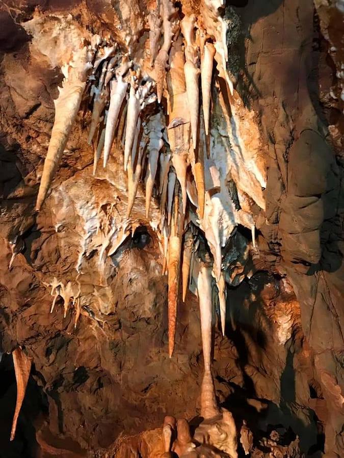 El interior de la cavidad cuenta con llamativas formaciones geológicas que serán analizadas por técnicos de la Junta de Extremadura