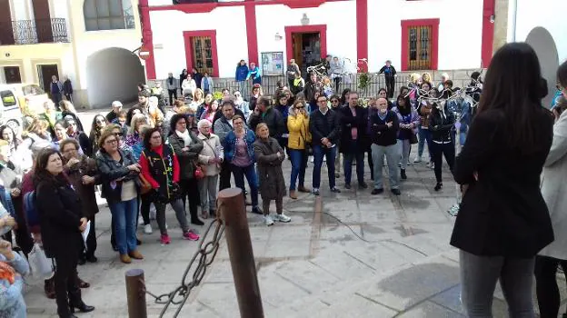 Concentración en la plaza del Ayuntamiento el pasado 8 de marzo. :: L.C.G.