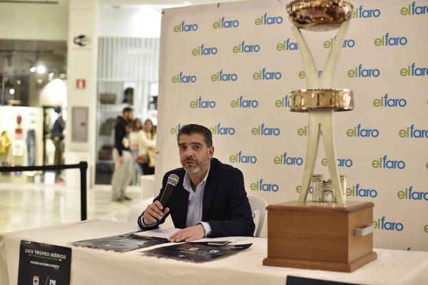 Puesta de largo del Trofeo Ibérico en el Centro Comercial El Faro de Badajoz