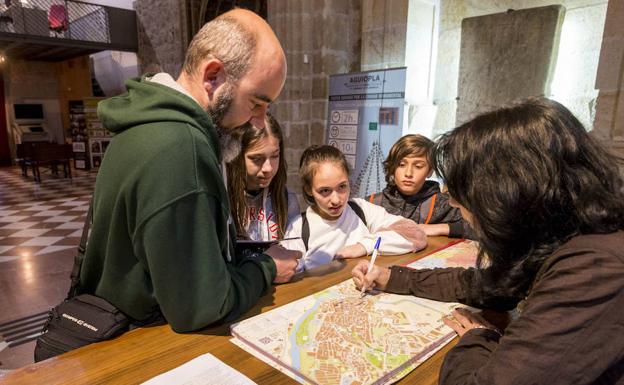 Plasencia recupera la atención a los turistas los domingos tras cuatro meses sin servicio 