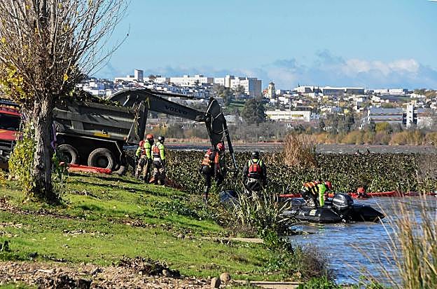 Zona de Las Crispitas, con Badajoz al fondo, en la actualidad y a mediados del mes de diciembre pasado. :: Casimiro Moreno