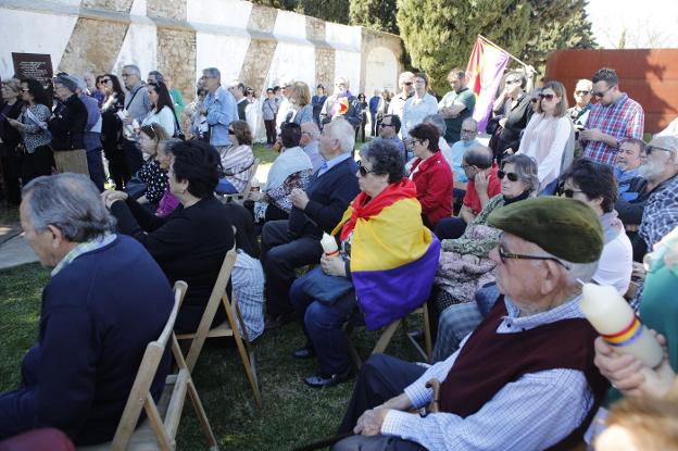 Participantes en los actos celebrados en el cementerio. :: a. méndez