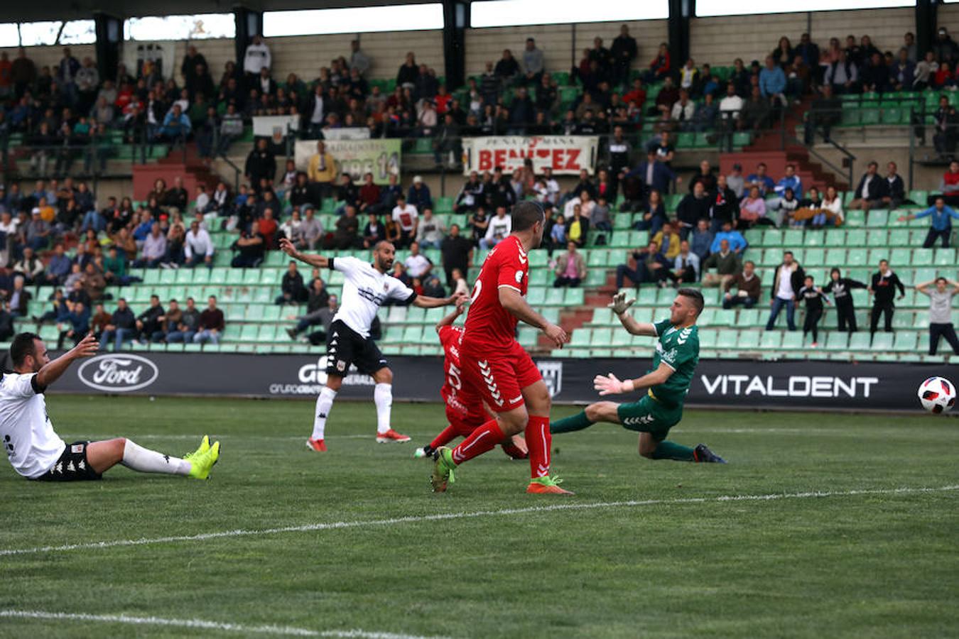 Siguiente parada en el Romano. Tras la visita del Moralo, llegaba el Plasencia. Luego vendrán Cacereño y Coria. Y si ante el Moralo el Mérida manejó el partido pero no encontró el gol, ante el Plasencia el partido fue distinto. Cuando más controló la pelota, menos acierto tuvo en el área. Cuando, en la segunda mitad, el choque se abrió y el Plasencia asomó la cabeza, los atacantes del Mérida marcaron distancia.