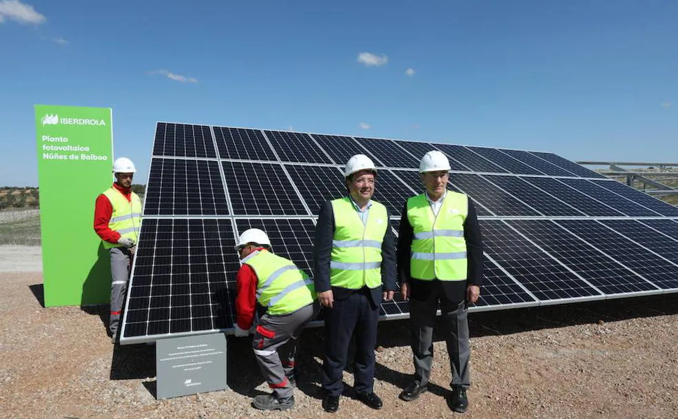Guillermo Fernández Vara e Ignacio S. Galán delante del primer panel de la planta fotovoltaica Núñez de Balboa 