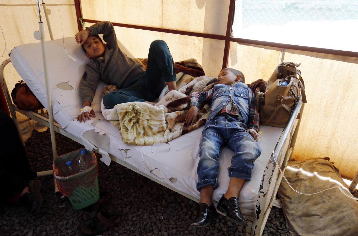 Los yemeníes infectados con cólera reciben tratamiento en un centro de tratamiento de cólera en medio de una nueva ola de epidemia de cólera en Sana'Äôa, Yemen, el 17 de marzo de 2019. Según informes de salud, una nueva ola de brotes de cólera que se propagan rápidamente en Yemen ha afectado a casi 90 miles de personas y causó al menos 130 muertes asociadas desde enero de 2019. La Organización Mundial de la Salud (OMS) ha informado que alrededor de 1 millón de personas en Yemen se han visto afectadas por la epidemia de cólera y más de 2,515 muertes asociadas desde abril de 2017.