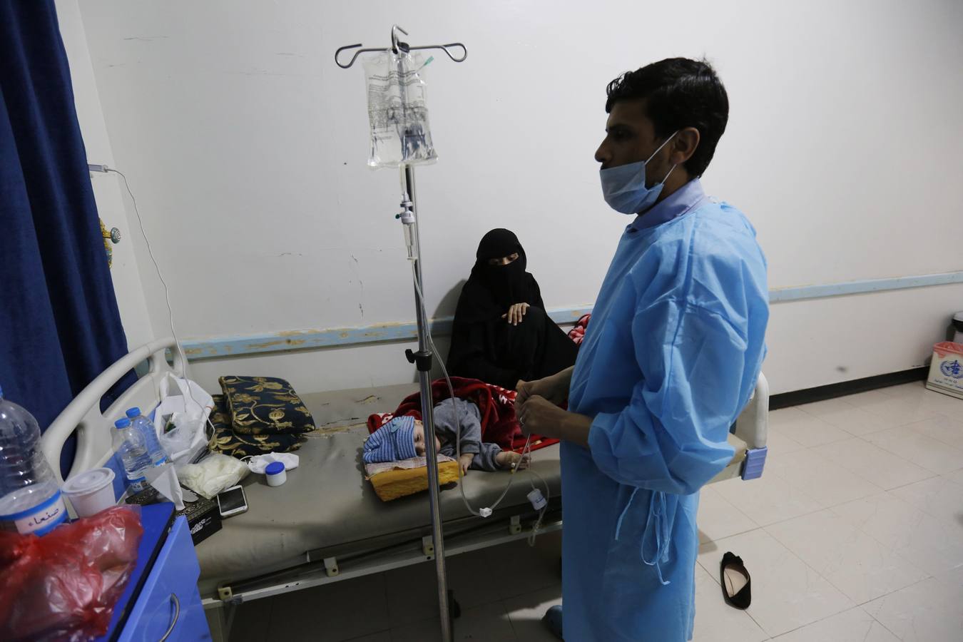 Los yemeníes infectados con cólera reciben tratamiento en un centro de tratamiento de cólera en medio de una nueva ola de epidemia de cólera en Sana'Äôa, Yemen, el 17 de marzo de 2019. Según informes de salud, una nueva ola de brotes de cólera que se propagan rápidamente en Yemen ha afectado a casi 90 miles de personas y causó al menos 130 muertes asociadas desde enero de 2019. La Organización Mundial de la Salud (OMS) ha informado que alrededor de 1 millón de personas en Yemen se han visto afectadas por la epidemia de cólera y más de 2,515 muertes asociadas desde abril de 2017.