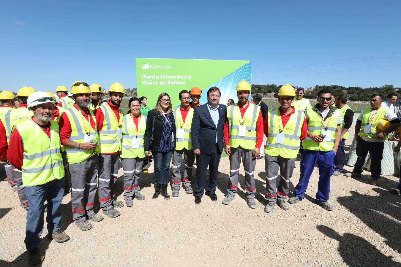 El presidente de Iberdrola, Ignacio Galán, junto a trabajadores de la fotovoltaica y Fernández Vara, inauguraron la planta Núñez de Balboa en la localidad de Hinojosa del Valle.
