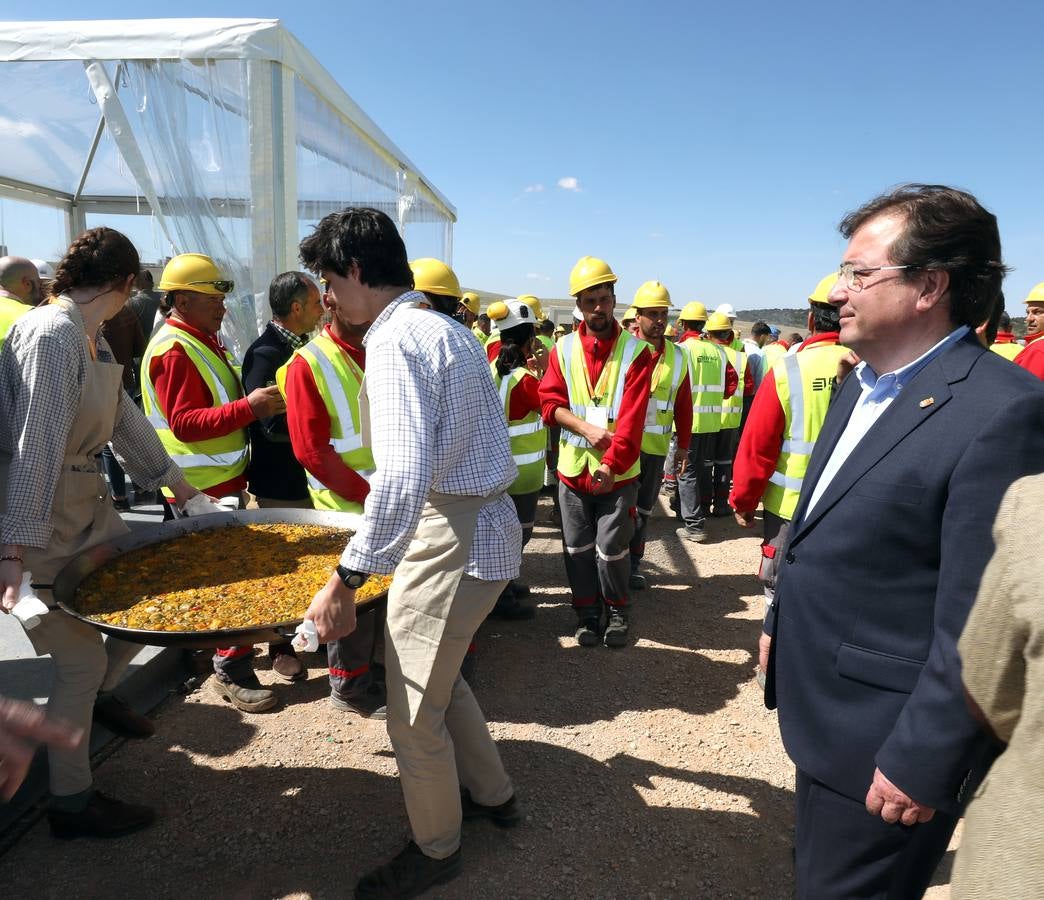 El presidente de Iberdrola, Ignacio Galán, junto a trabajadores de la fotovoltaica y Fernández Vara, inauguraron la planta Núñez de Balboa en la localidad de Hinojosa del Valle.