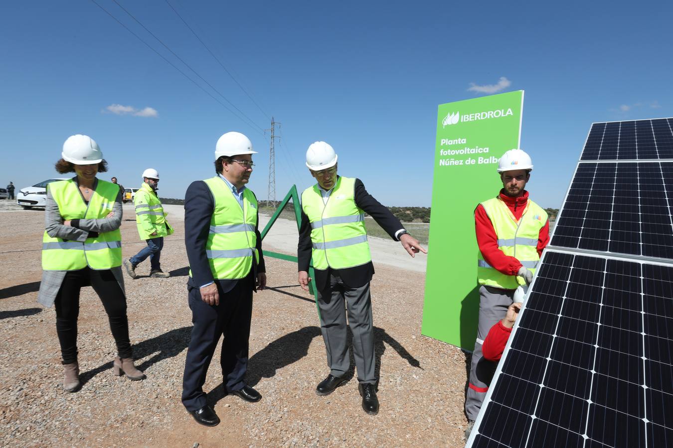 El presidente de Iberdrola, Ignacio Galán, junto a trabajadores de la fotovoltaica y Fernández Vara, inauguraron la planta Núñez de Balboa en la localidad de Hinojosa del Valle.