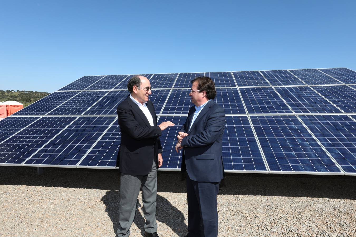 El presidente de Iberdrola, Ignacio Galán, junto a trabajadores de la fotovoltaica y Fernández Vara, inauguraron la planta Núñez de Balboa en la localidad de Hinojosa del Valle.