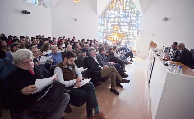 Un momento de la primera de las dos mesas redondas organizadas este martes en Cáceres. 